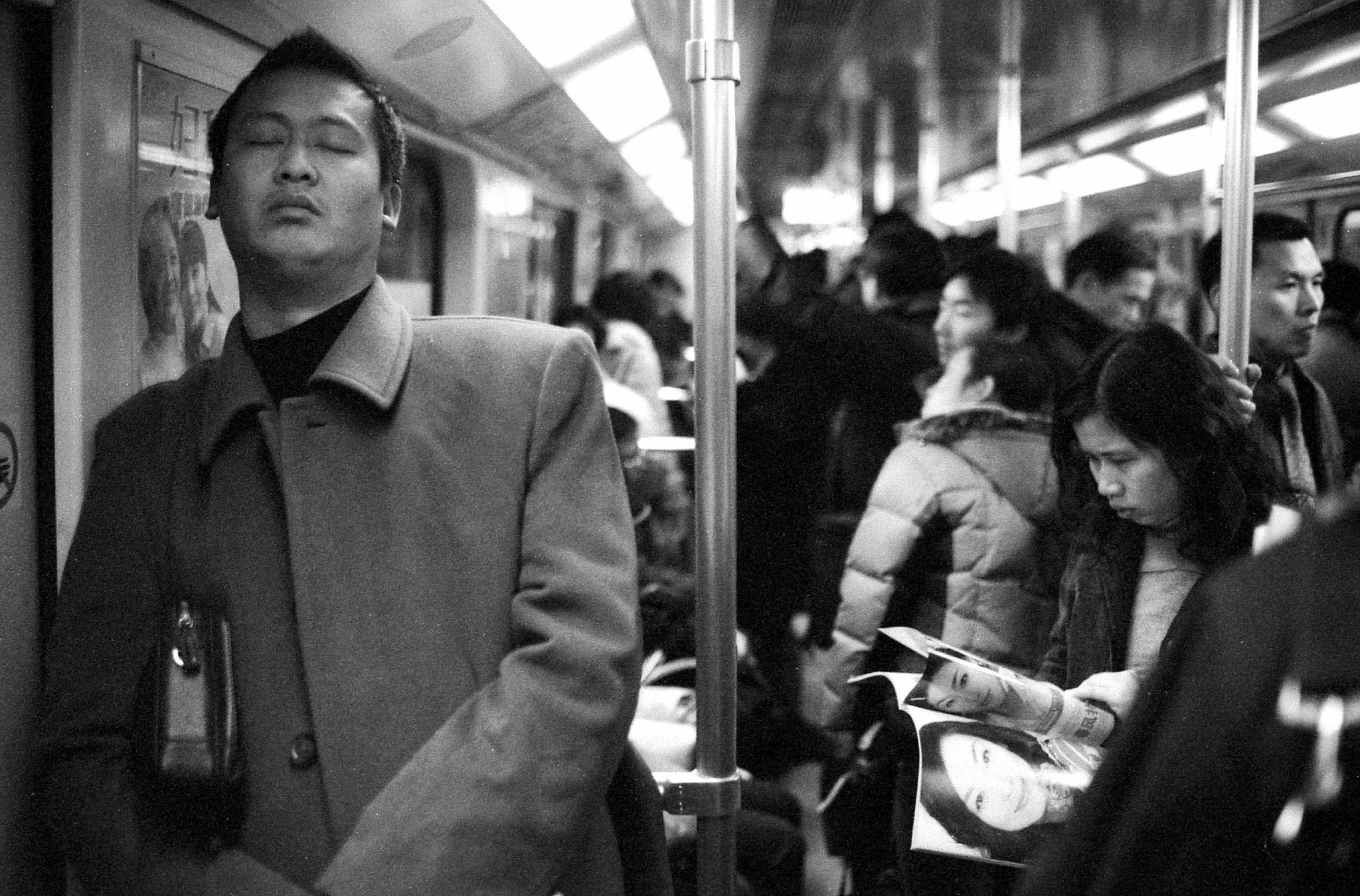 2005年7月10日，一名男子在車廂內閉目養神。隨著地鐵向城市外圍延伸，人們的出勤時間大大增加。澎湃新聞記者 許海峰 攝影