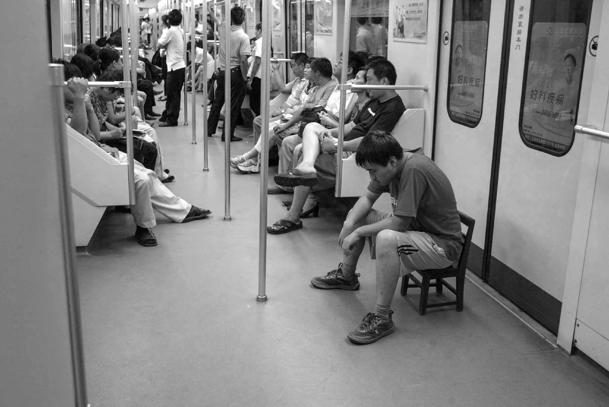 2004年8月26日，一名男子自帶小椅子乘坐地鐵。澎湃新聞記者 許海峰 攝影