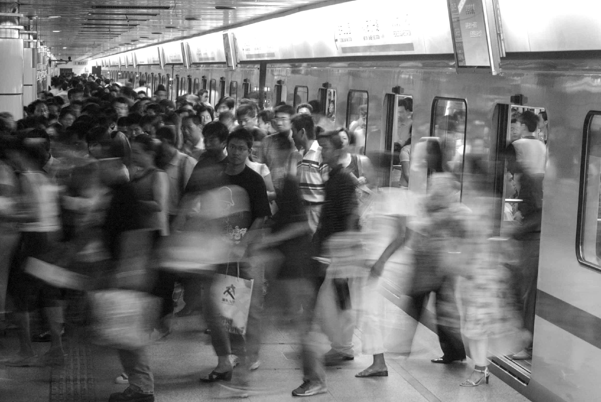 2004年7月14日，乘客從地鐵車廂湧出。澎湃新聞記者 許海峰 攝影