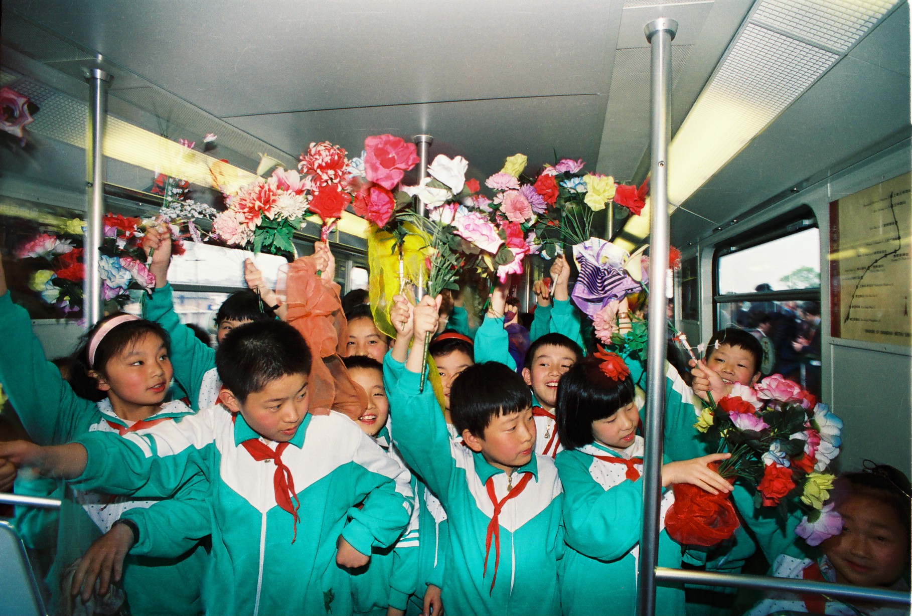1993年5月28日，上海地鐵一號線開通當日，當天相關部門組織小朋友在車廂里歡慶。上海申通地鐵集團 供圖