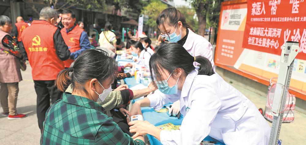 微网格家庭医生团队在服务点开展健康服务