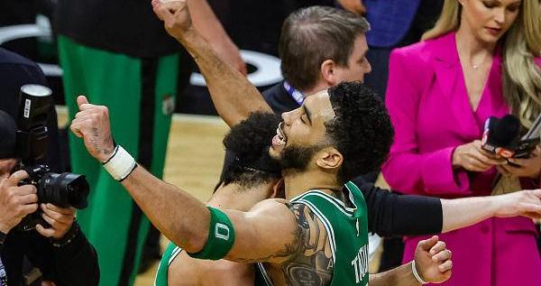 凯尔特人激战全场逆转对手强势登顶东部榜首展现冠军底蕴