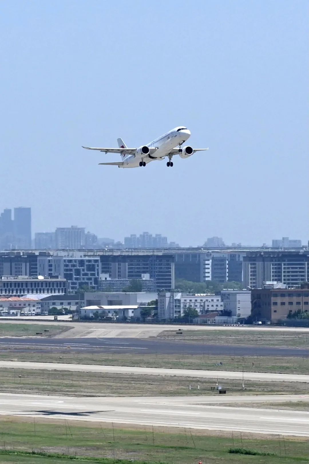 5月28日上午10點45分，C919客機從上海虹橋國際機場起飛，開啟商業首航。澎湃新聞記者 朱偉輝 圖