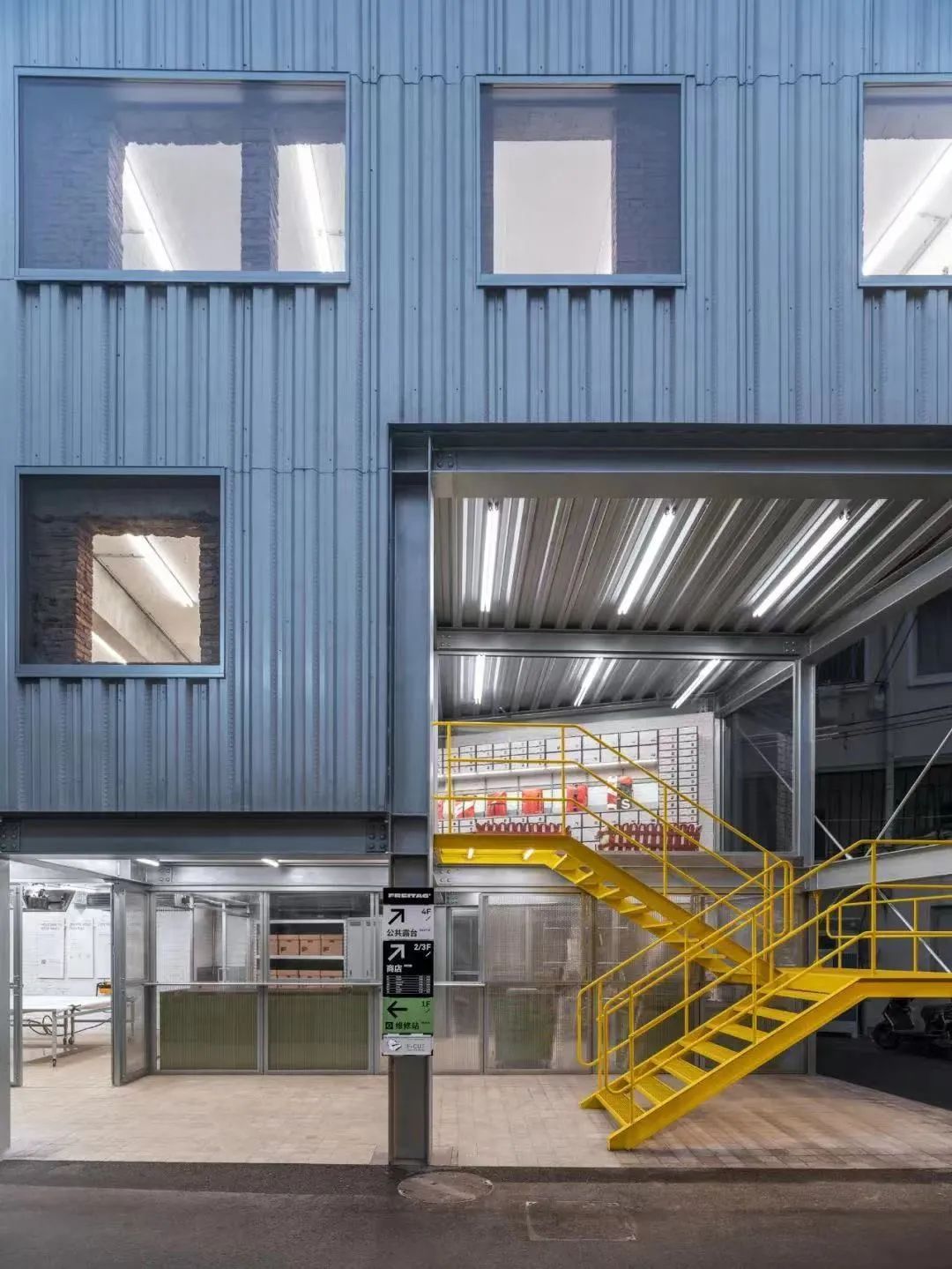 专业收割中产30年，这家「又旧又丑」的包袋品牌凭啥？｜营销观察