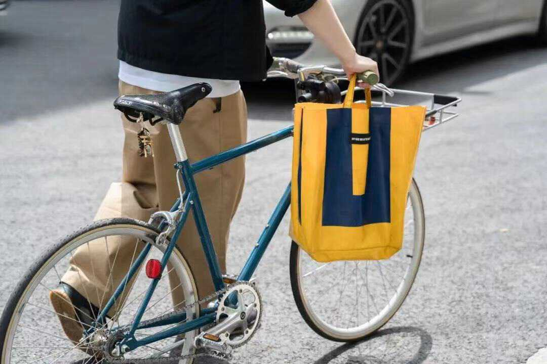 专业收割中产30年，这家「又旧又丑」的包袋品牌凭啥？｜营销观察