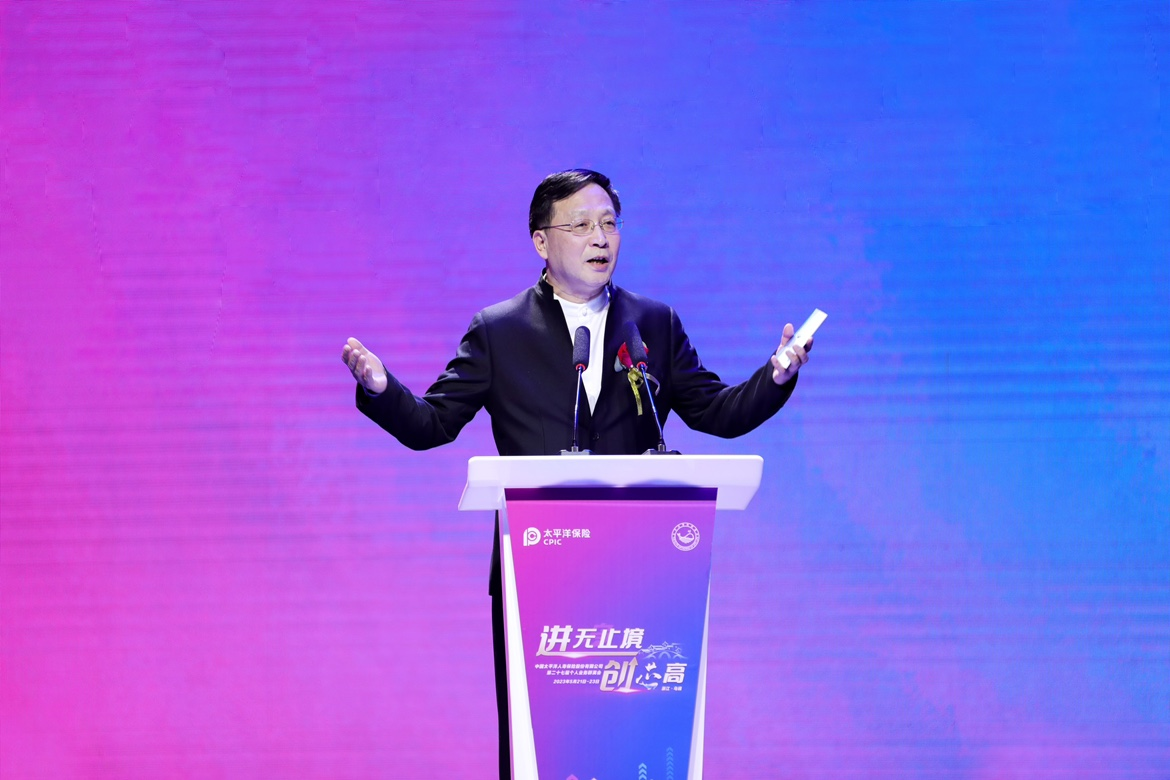 图说:中国太保集团董事长孔庆伟在第27届群英会上做重要讲话