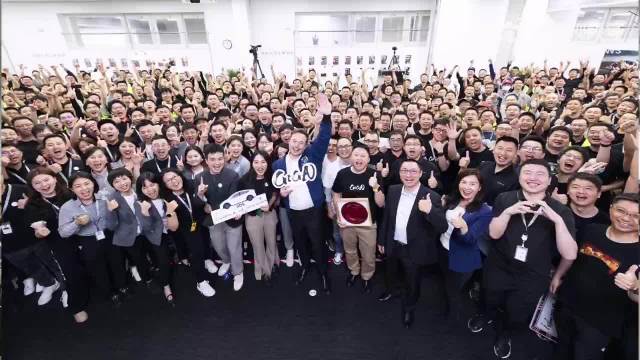 马斯克比心特斯拉上海超级工厂：世界生产效率最高的工厂之一，造车品质也是最好之一|伊隆-马斯克|特斯拉|上海市_新浪新闻