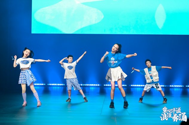 中国太保寿险特邀嘉宾带来了魔术表演