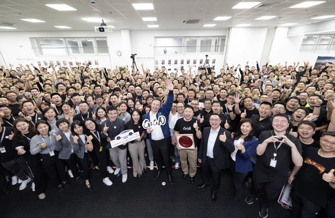 马斯克连夜抵达特斯拉上海工厂，中国之行有何惊喜？