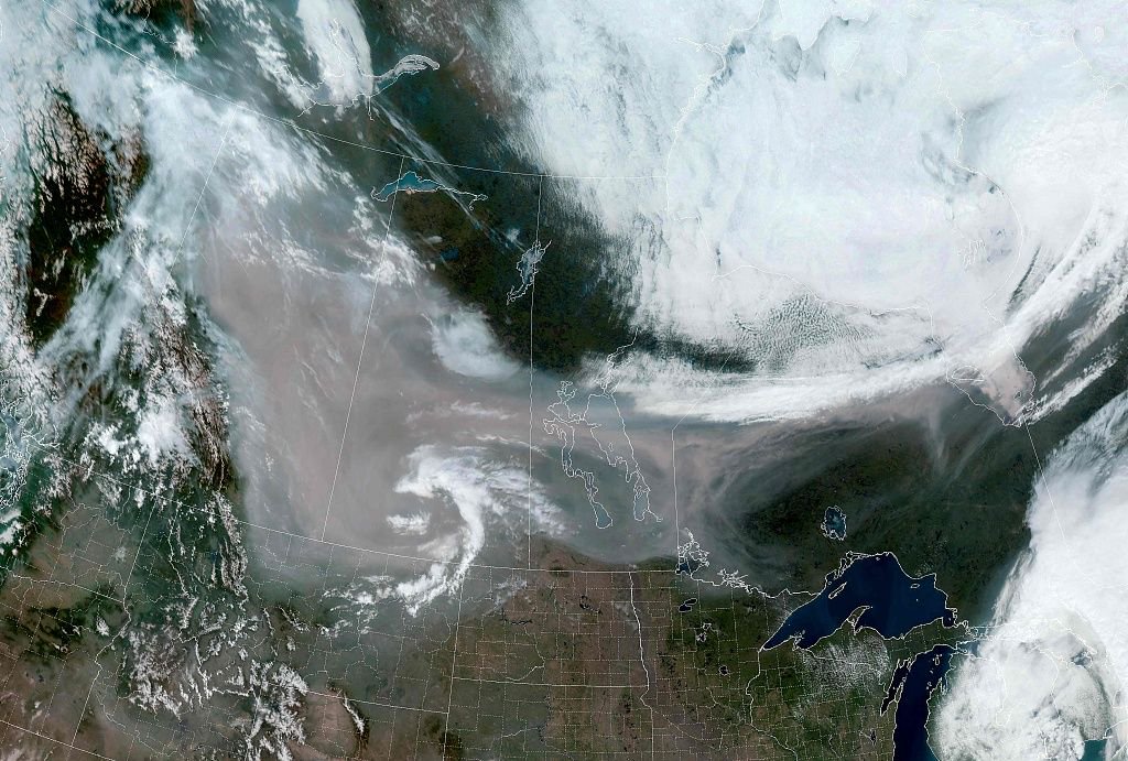 當地時間2023年5月20日，加拿大西部艾伯塔省，野火產生的煙霧向東移動。