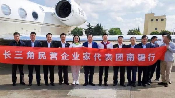 图说:丁佐宏组织长三角民营企业家代表团赴南疆考察投资。月星集团供图