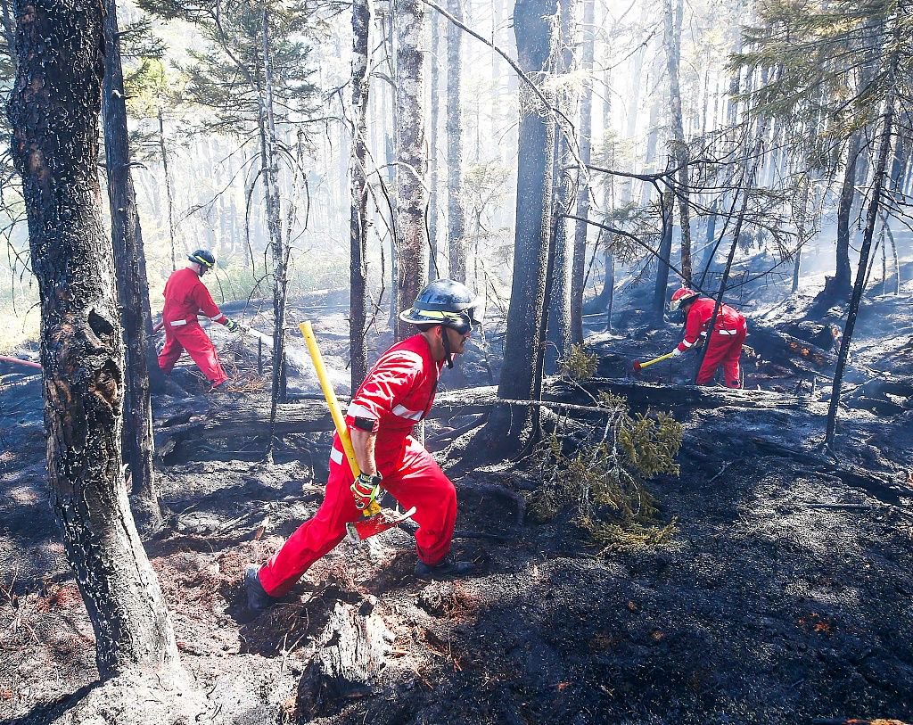 當地時間2023年5月30日，加拿大新斯科舍，消防和緊急情況部門的消防員正在撲滅大火。