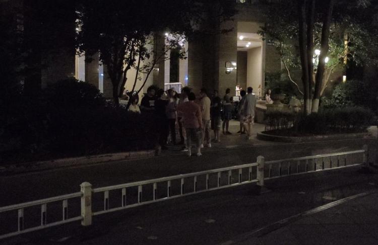 6月2日晚,事发地楼下居民讨论该事件