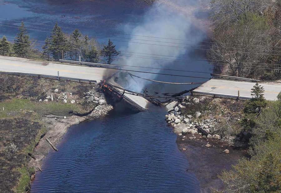 當地時間2023年5月31日，加拿大，克萊德河和克萊德港之間倒塌的橋樑著火至坍塌。