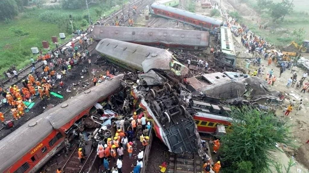 當地時間2023年6月3日，印度東部奧迪沙邦，三列列車相撞事故現場，救援人員在搜尋倖存者。澎湃影像 圖