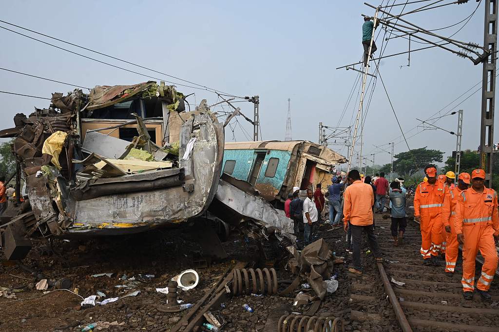 當地時間2023年6月3日，印度東部奧迪沙邦，事故現場受損的列車，救援工作仍在繼續。