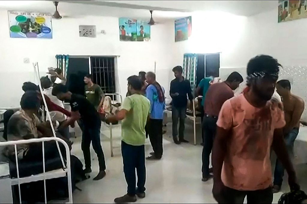 當地時間2023年6月3日，法新社的一段影片顯示，印度東岸奧迪沙邦，受傷者在巴迪拉錫地區醫院接受治療。視覺中國 影片截圖
