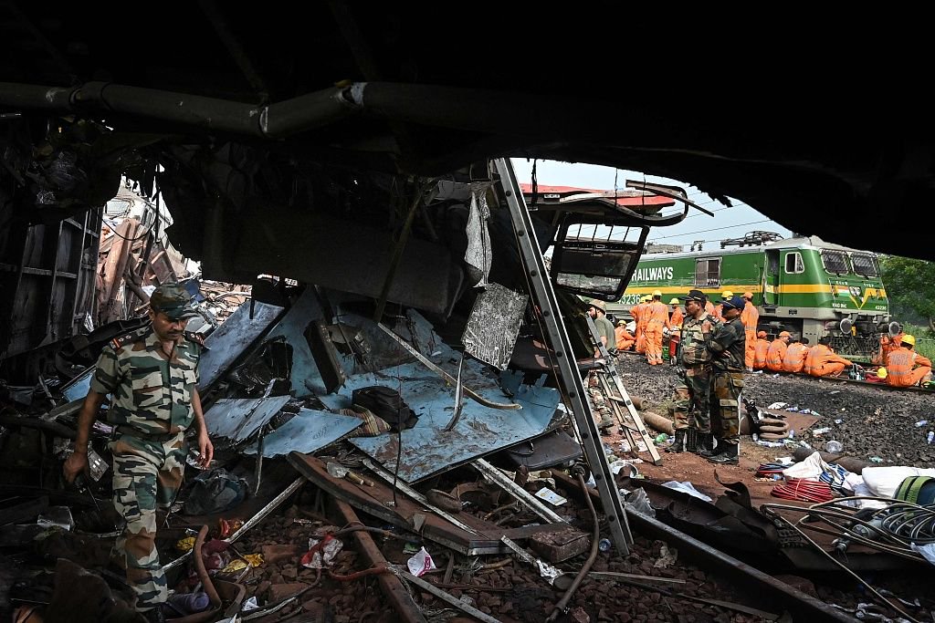 當地時間2023年6月3日，印度東部奧迪沙邦，救援隊員在現場進行搜救工作。視覺中國 圖