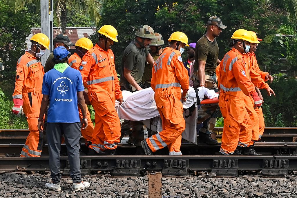 當地時間2023年6月3日，印度東岸奧迪沙邦，三列火車相撞事故現場，救援人員抬著受害者的屍體。視覺中國 圖