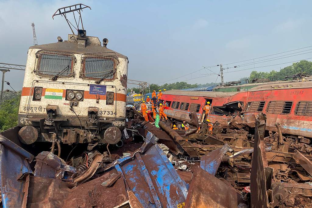 當地時間2023年6月3日，印度東岸奧迪沙邦，三列列車相撞事故現場受損的車廂。視覺中國 圖