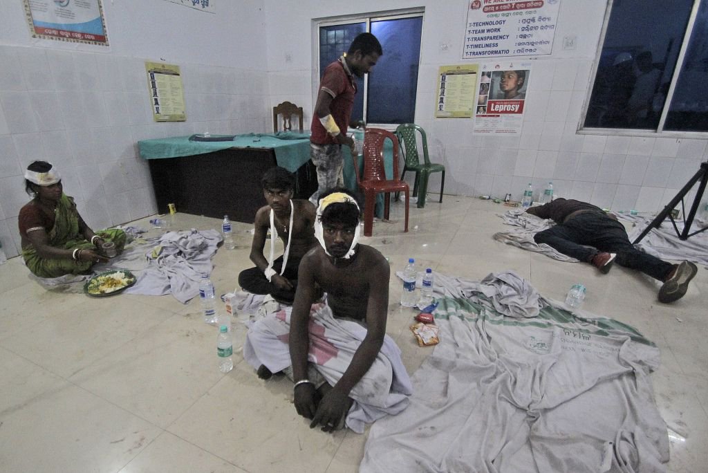 當地時間2023年6月3日，印度東部奧迪沙邦，受傷的乘客坐在醫院里。視覺中國 圖