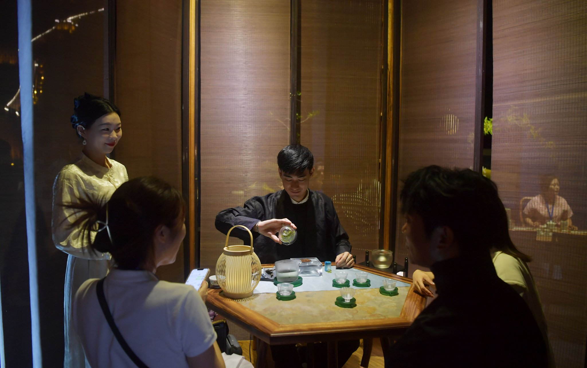 遊客們正在欣賞茶藝。新京報記者 李木易 攝