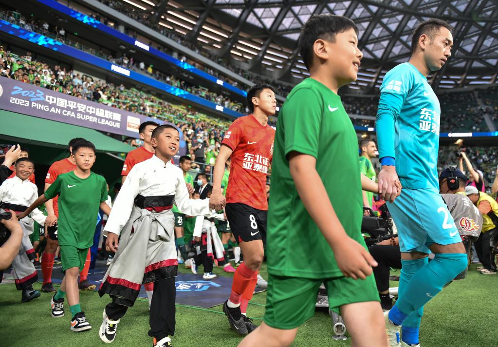 6月2日，孩子們作為球僮與國安球員共同出場。新華社記者陳鍾昊攝