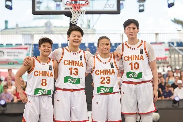 中國隊球員張懿、萬濟圓、王麗麗、張芷婷(左至右)在賽前合影 圖 新華社