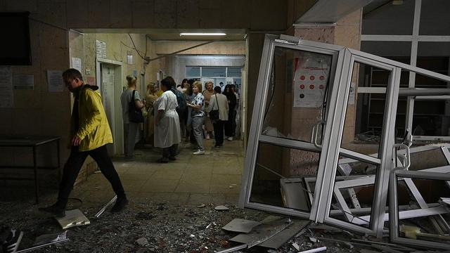 當地時間2023年6月1日，烏克蘭基輔，俄羅斯火箭襲擊之後，綜合醫院的員工聚集在被破壞的走廊里。 視覺中國 圖