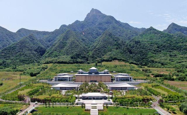 ↑這是5月30日拍攝的中國國家版本館西安分館（無人機照片）。新華社記者 李一博 攝