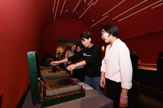 ↑5月30日，觀眾在中國國家版本館西安分館參觀“中華文化經典版本展（西部篇）”。新華社記者 李一博 攝