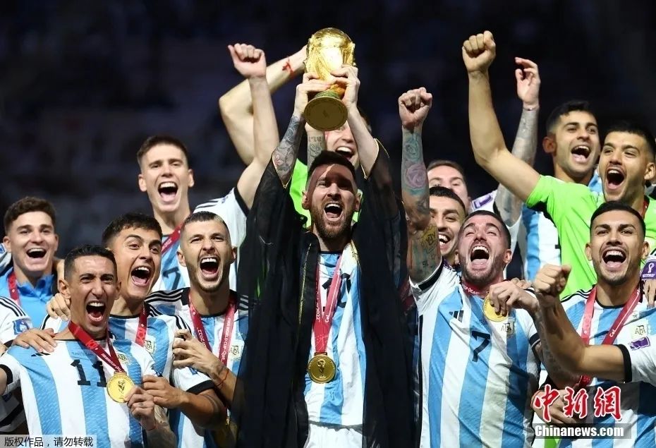 阿根廷隊捧起大力神杯。