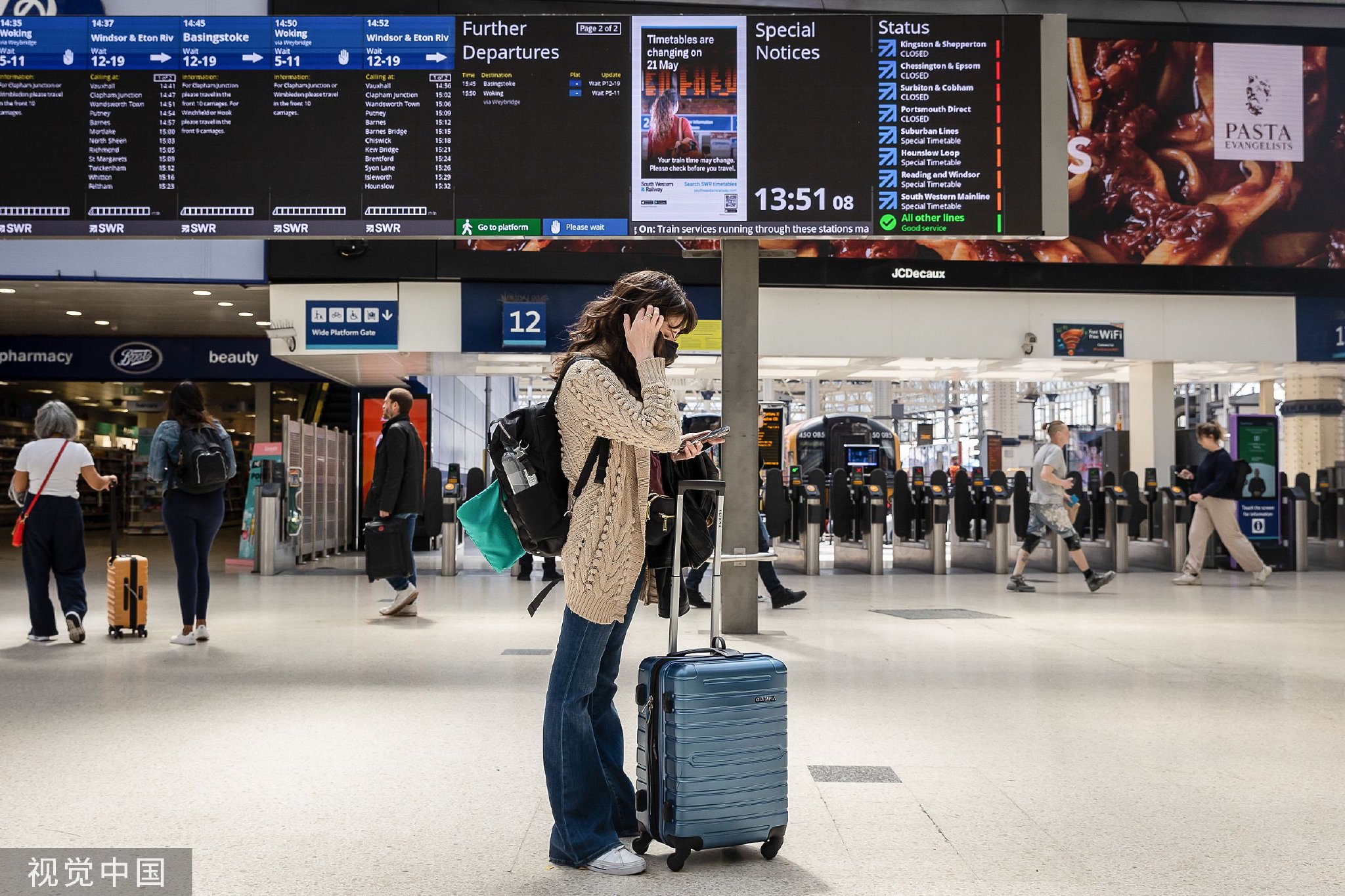 英国铁路系统“罢工周”严重影响出行，谈判仍陷僵局