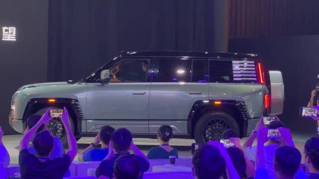 仰望 U8 坦克掉头……