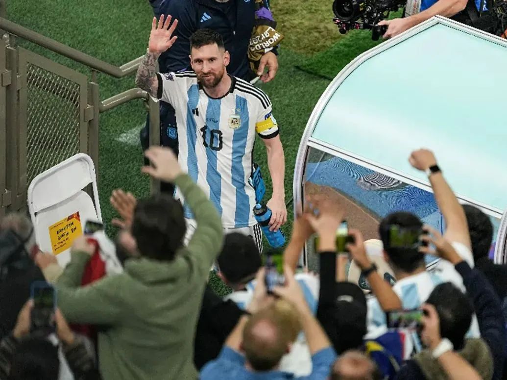 ▲资料图：梅西（上）在比赛后向观众致意。图/新华社