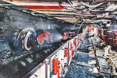 川煤集团华荣公司大宝顶煤矿智能化综采工作面。