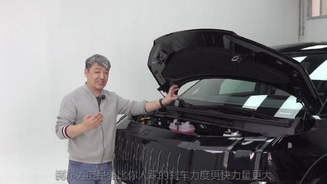 这辆极氪009的前后防撞梁，无论是结构设计，还是内在用料……