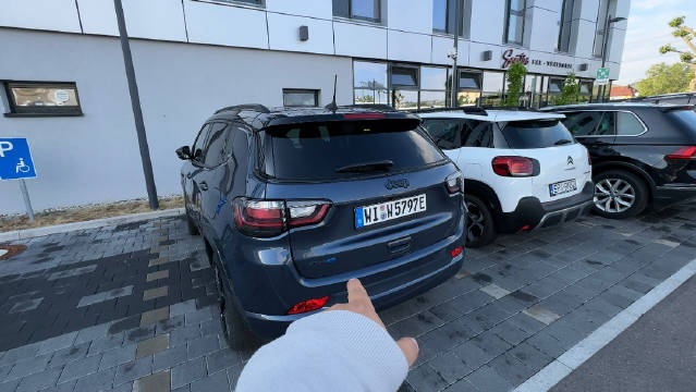 实拍Jeep指南者混动版，油耗低还能越野