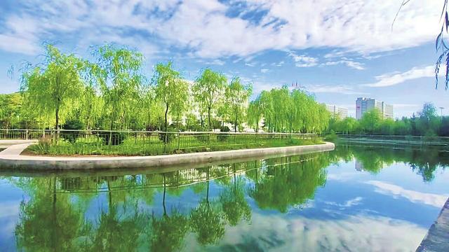 山西焦煤霍州煤电吕临能化公司建造的人工湖。郭东帅摄