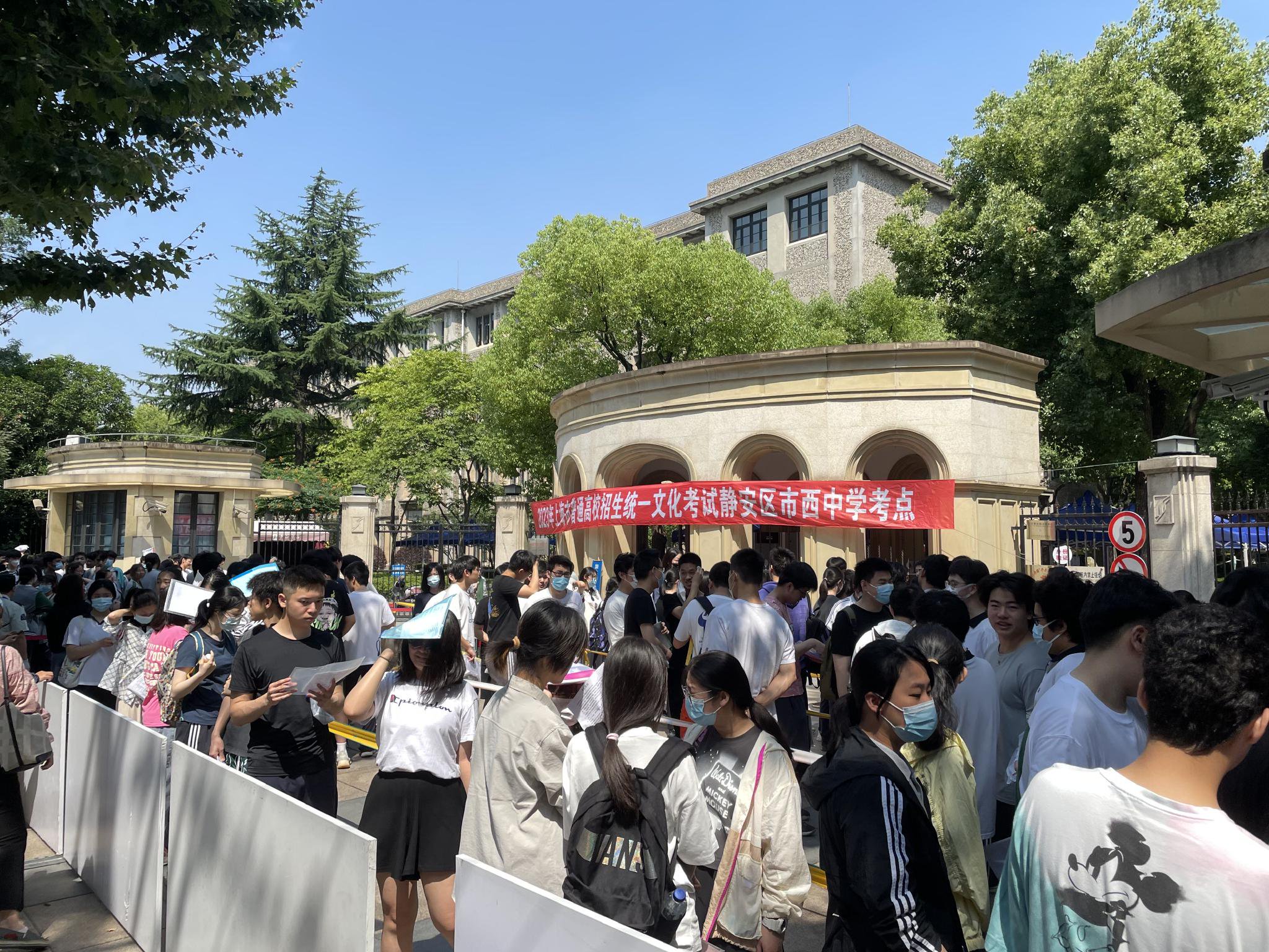 6月9日上午9点半,上海市市西中学考点东南门门口有许多排队等候入场的考生。 澎湃新闻记者 徐祯曜 图