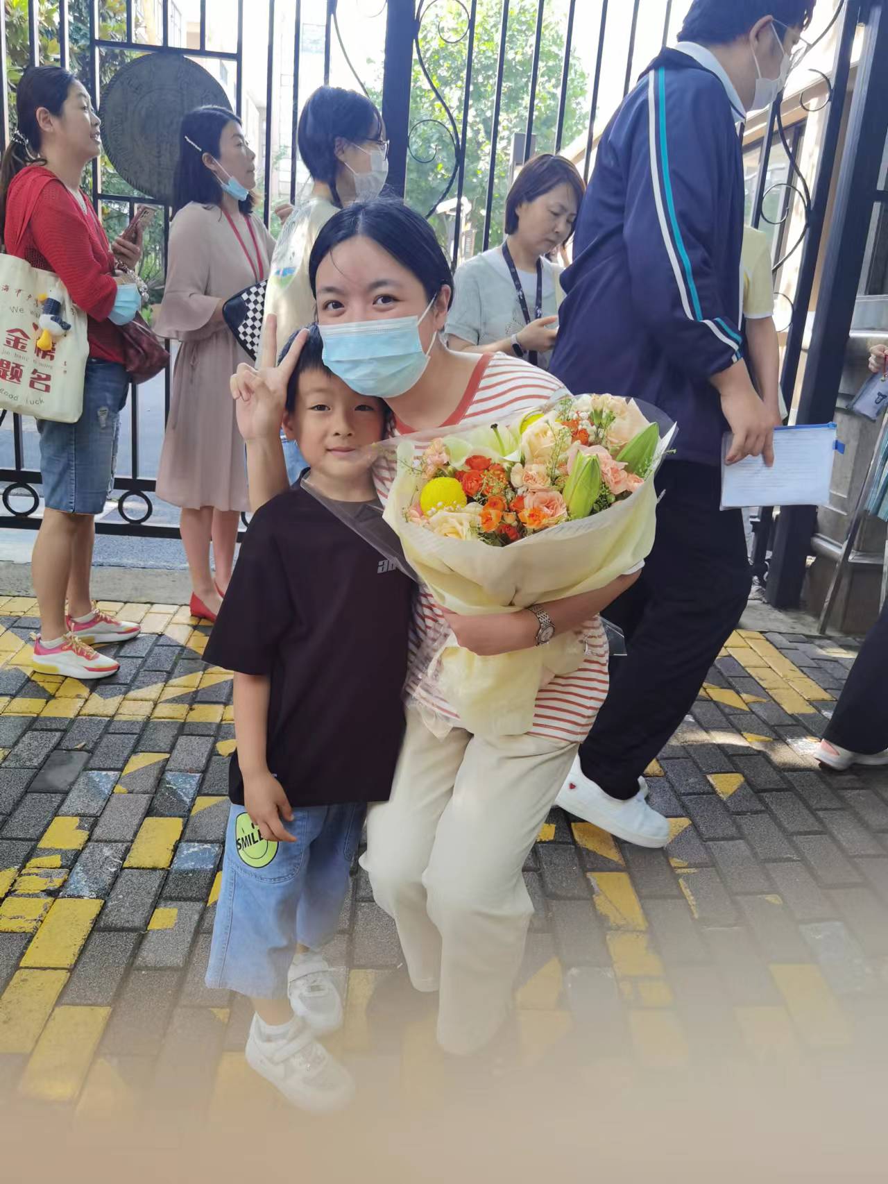 上海市卢湾高级中学高三7班陈同学(右)高考结束走出考场后,收到了幼儿园弟弟送上的鲜花。 澎湃新闻记者 韩晓蓉 图