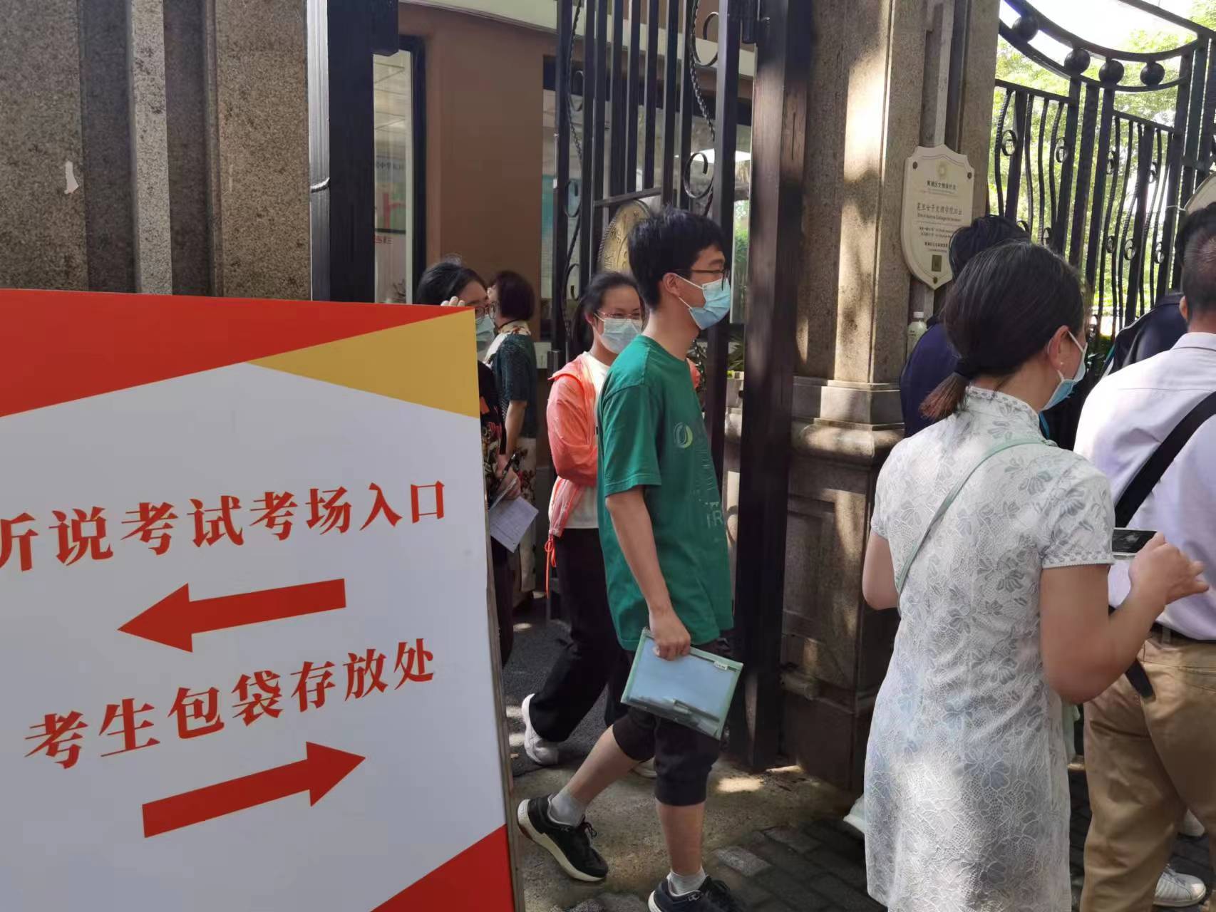 高考结束了,考生们神态轻松地走出考场。 澎湃新闻记者 韩晓蓉 图