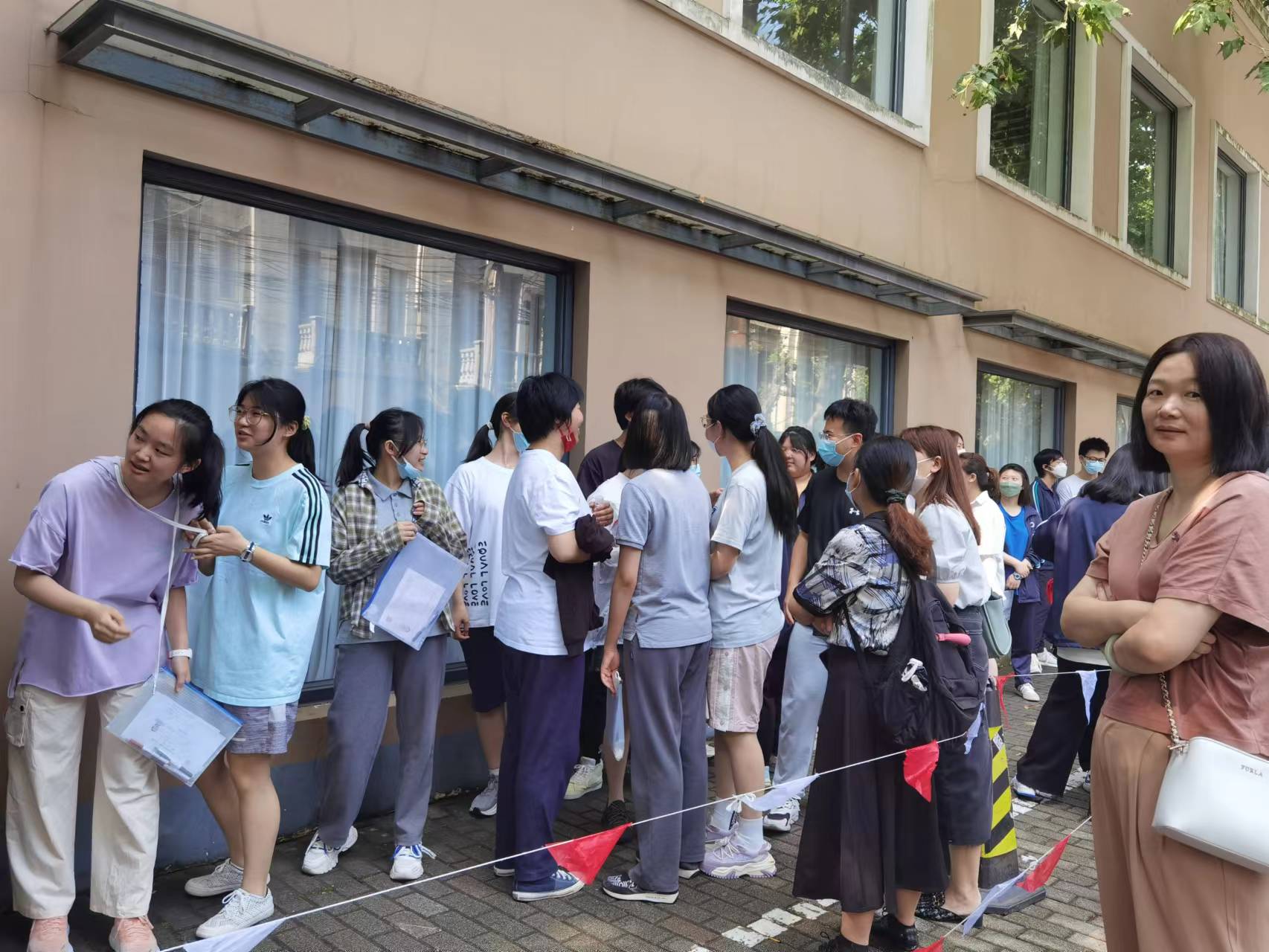 上海市向明中学考点,考生正排队等候入场。 澎湃新闻记者 韩晓蓉 图