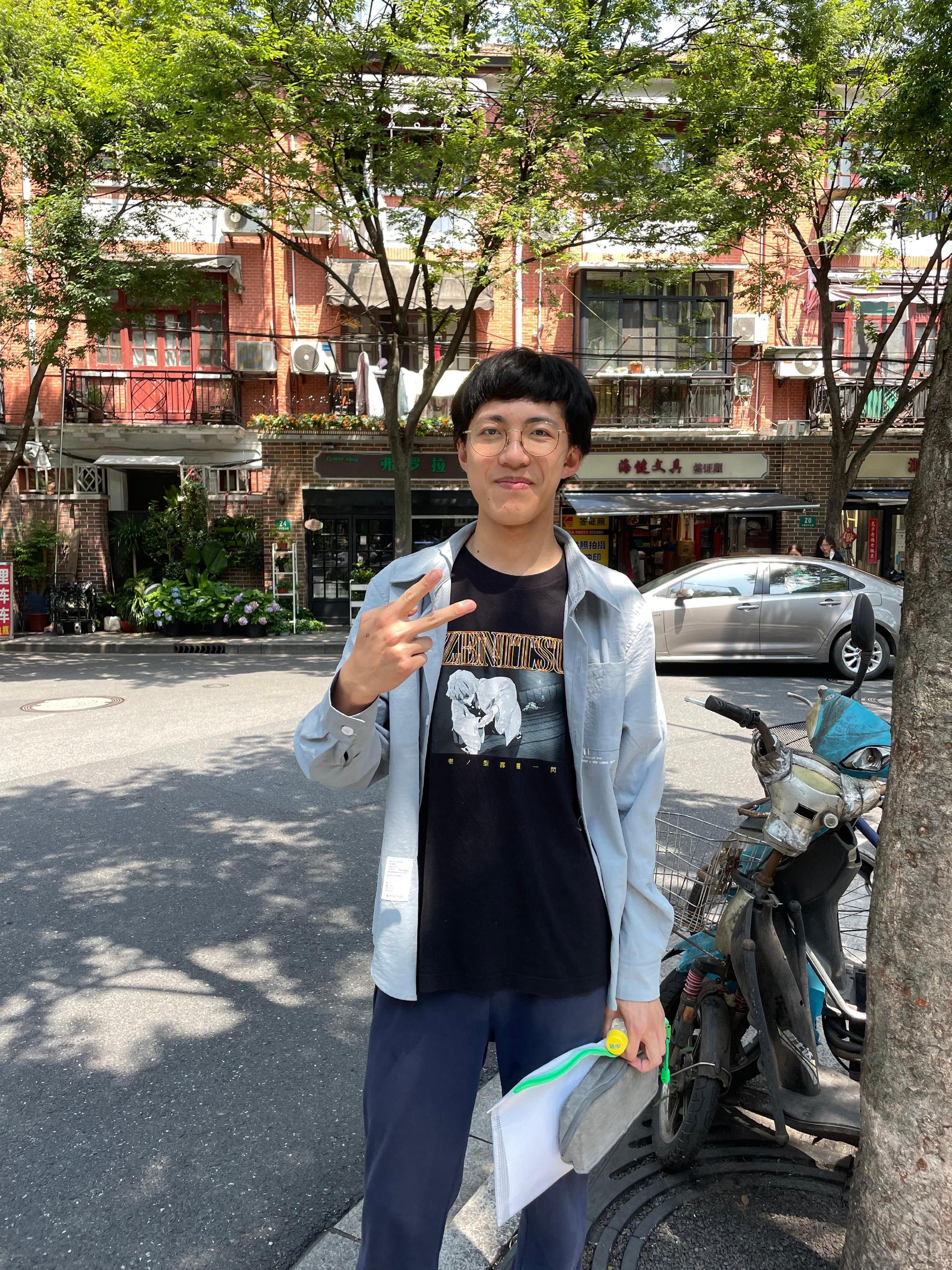 来自上海市育才中学的考生江同学。 澎湃新闻记者 徐祯曜 图