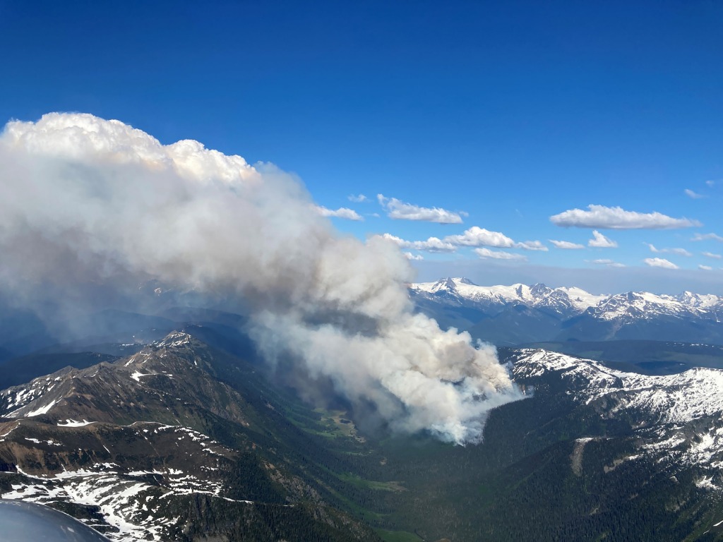 這是6月4日在加拿大不列顛哥倫比亞省查普爾克里克上空拍攝的野火火勢照片。新華社發（不列顛哥倫比亞省野火管理局供圖）