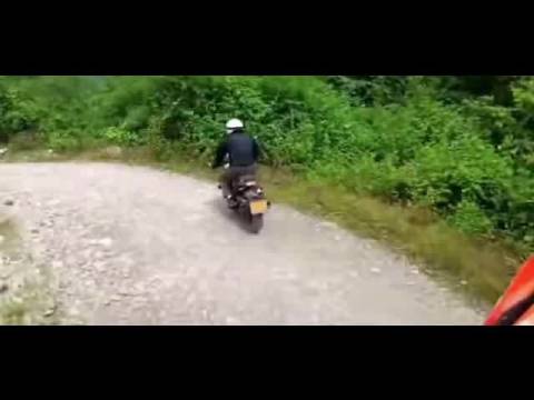 迷之操作！这技术骑摩托跑山，实在有点危险啊