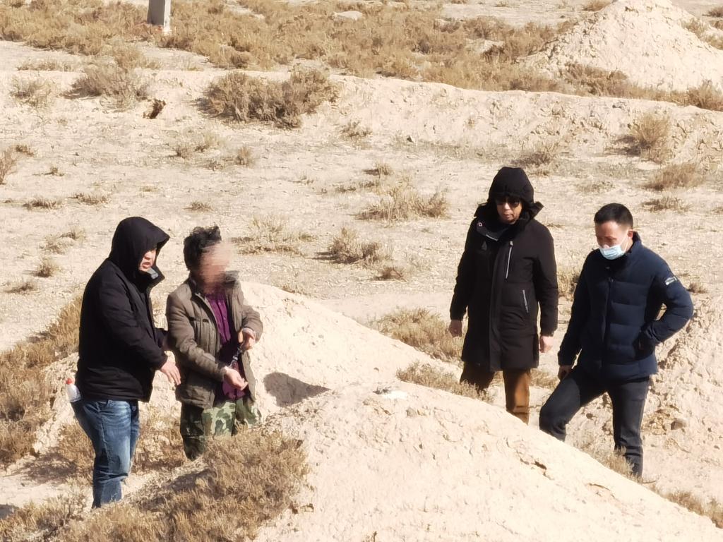 犯罪嫌疑人在甘肅景泰縣指認盜墓現場。桂林市公安局供圖
