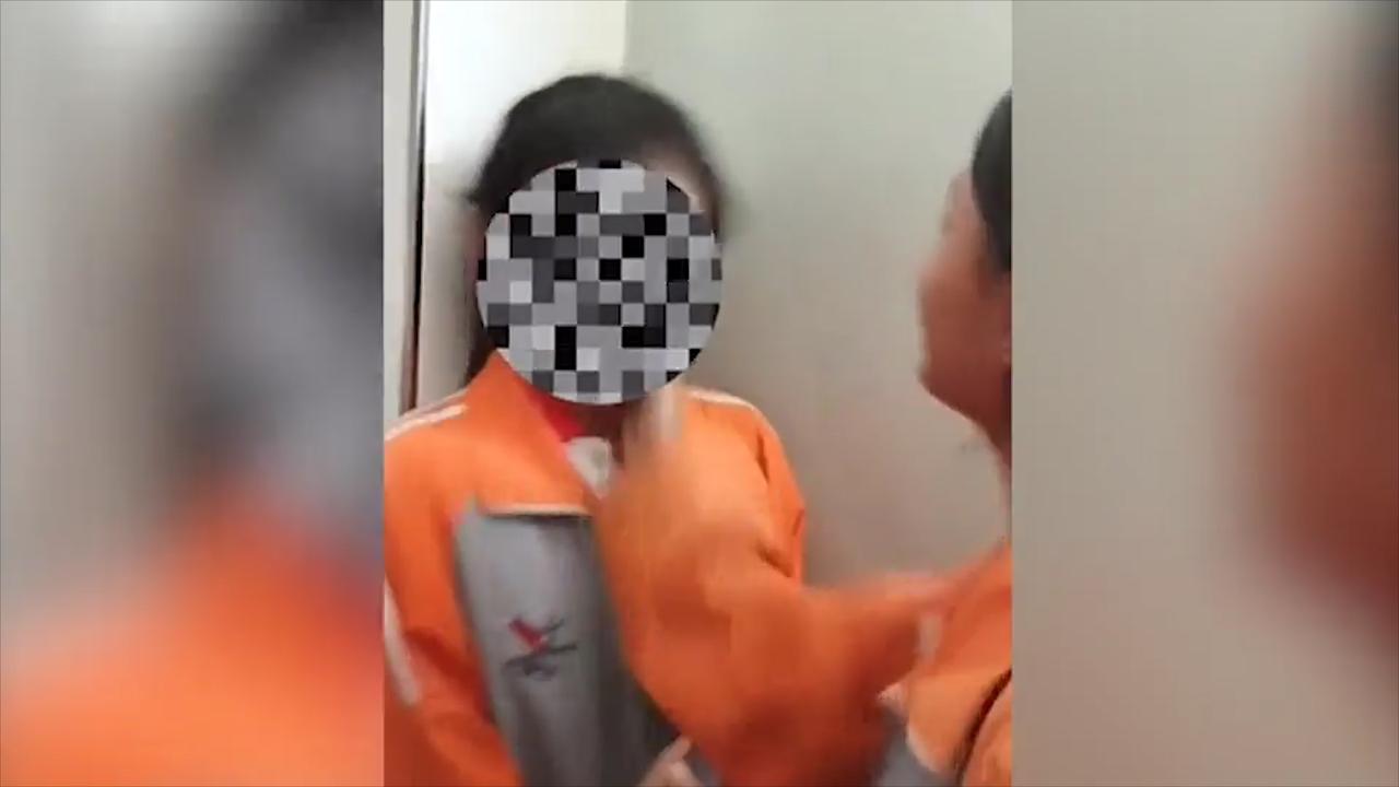 初二女生因被怀疑传闲话 遭5人在学校厕所内轮番掌掴霸凌_新浪新闻