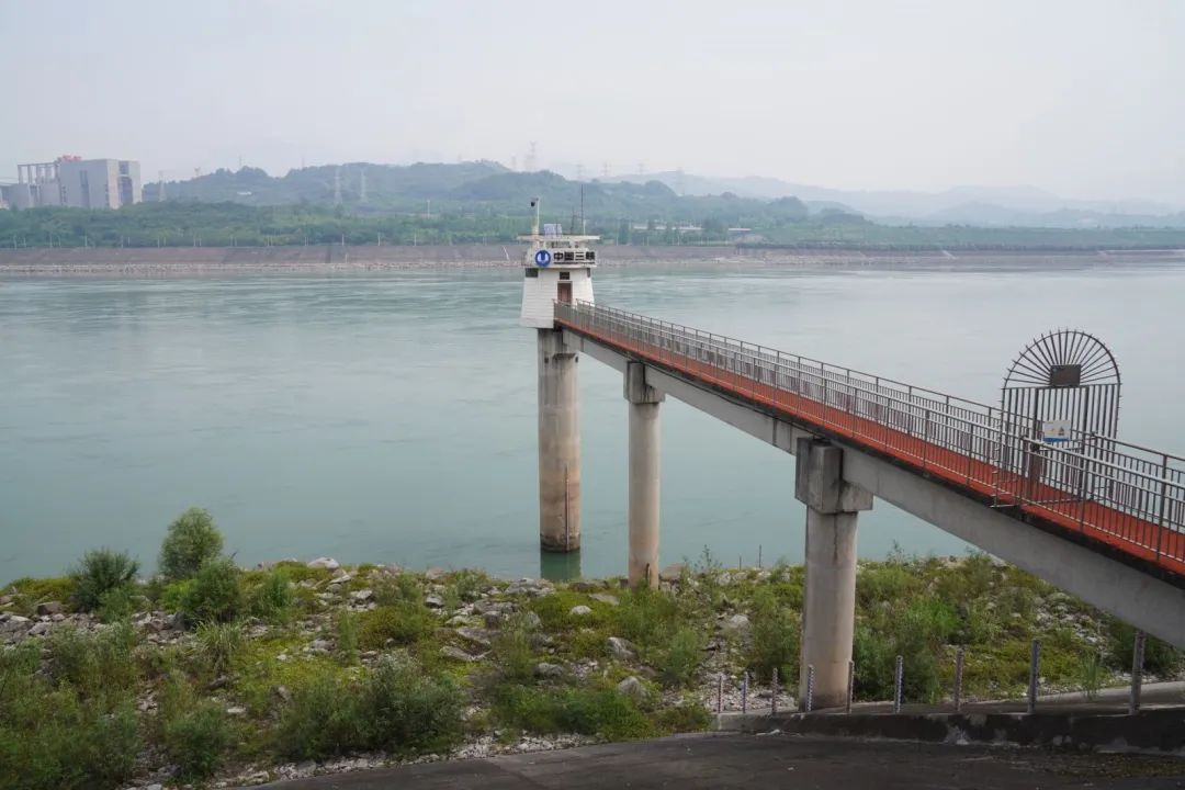 三峡大坝“着火”“决堤”？假的！