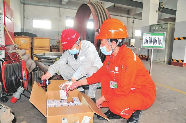 临汾热电公司工作人员在对重点区域内防汛物资质量进行仔细检查。王杏暖摄